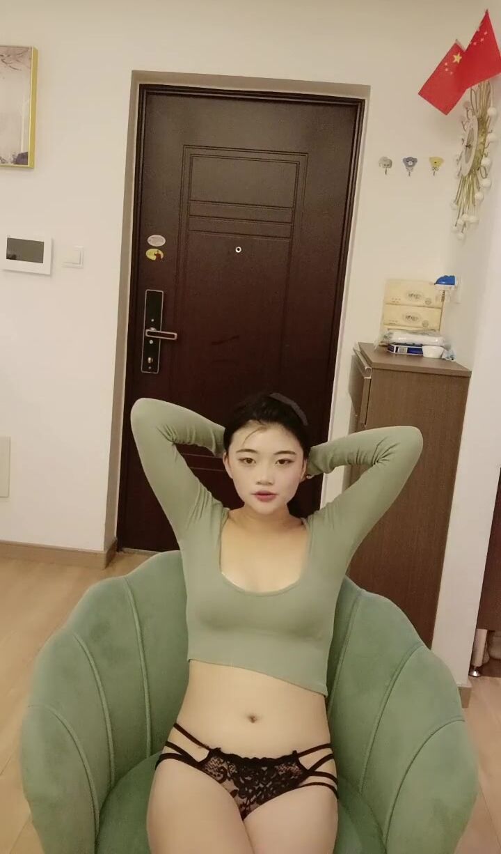 甜美乖巧新人小姐姐！居家和小男友操逼！抓起大屌吸吮，正入抽插要尿尿，白皙美臀騎乘位打樁