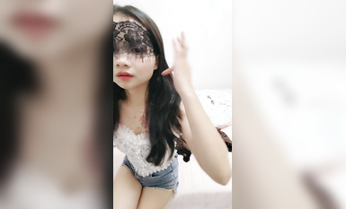 乖乖的騷妹子要降火，讓小哥親著小嘴揉奶摳逼，扒光了69口交浪叫不斷，讓小哥床上床下扛腿爆草蹂躪精彩刺激
