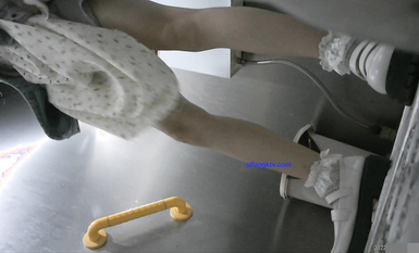 十月最新流出廁拍大神潛入 師范大學附近公共廁所正面全景偷拍青春靚麗學妹第十期-碎花牛仔外套