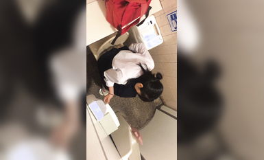 【偷拍精品】大神潜入学校女厕偷拍多位漂亮学妹的小嫩鲍 (3)