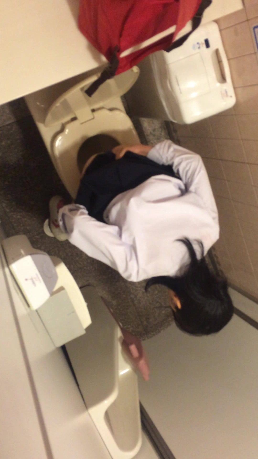 【偷拍精品】大神潜入学校女厕偷拍多位漂亮学妹的小嫩鲍 (3)