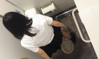 【偷拍精品】大神潜入学校女厕偷拍多位漂亮学妹的小嫩鲍 (4)