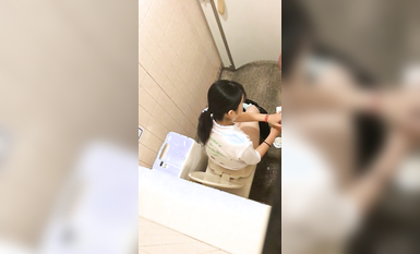 【偷拍精品】大神潜入学校女厕偷拍多位漂亮学妹的小嫩鲍 (4)
