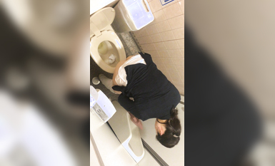 【偷拍精品】大神潜入学校女厕偷拍多位漂亮学妹的小嫩鲍 (7)