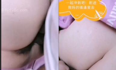 我有一个单亲骚妈妈 收到狗鸡巴又惊又笑 却被操喷水多次 摸着湿床单说太大疼哭了 无套内射