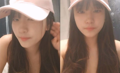 鸭舌帽新人甜美少女！卫生间诱惑一对豪乳！脱光光马桶上掰穴，特写视角揉搓阴蒂，手指扣弄骚逼.