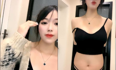 一字马女神无毛白虎逼粉嫩诱人，全程露脸大秀直播，性感热舞抖奶翘臀，自慰呻吟表情风骚，火辣身材强烈推荐