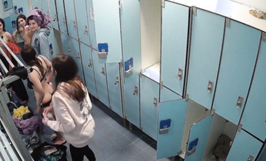 外國語大學女澡堂暗藏攝像頭偷拍 女學生換衣服,還趁沒人的時候溜進去撿漏沒帶走的原味內衣褲和襪子
