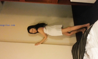 被大叔包養的美女大學生答應給她買一個昂貴的包包以後主動跳起了脫衣舞 完美露臉