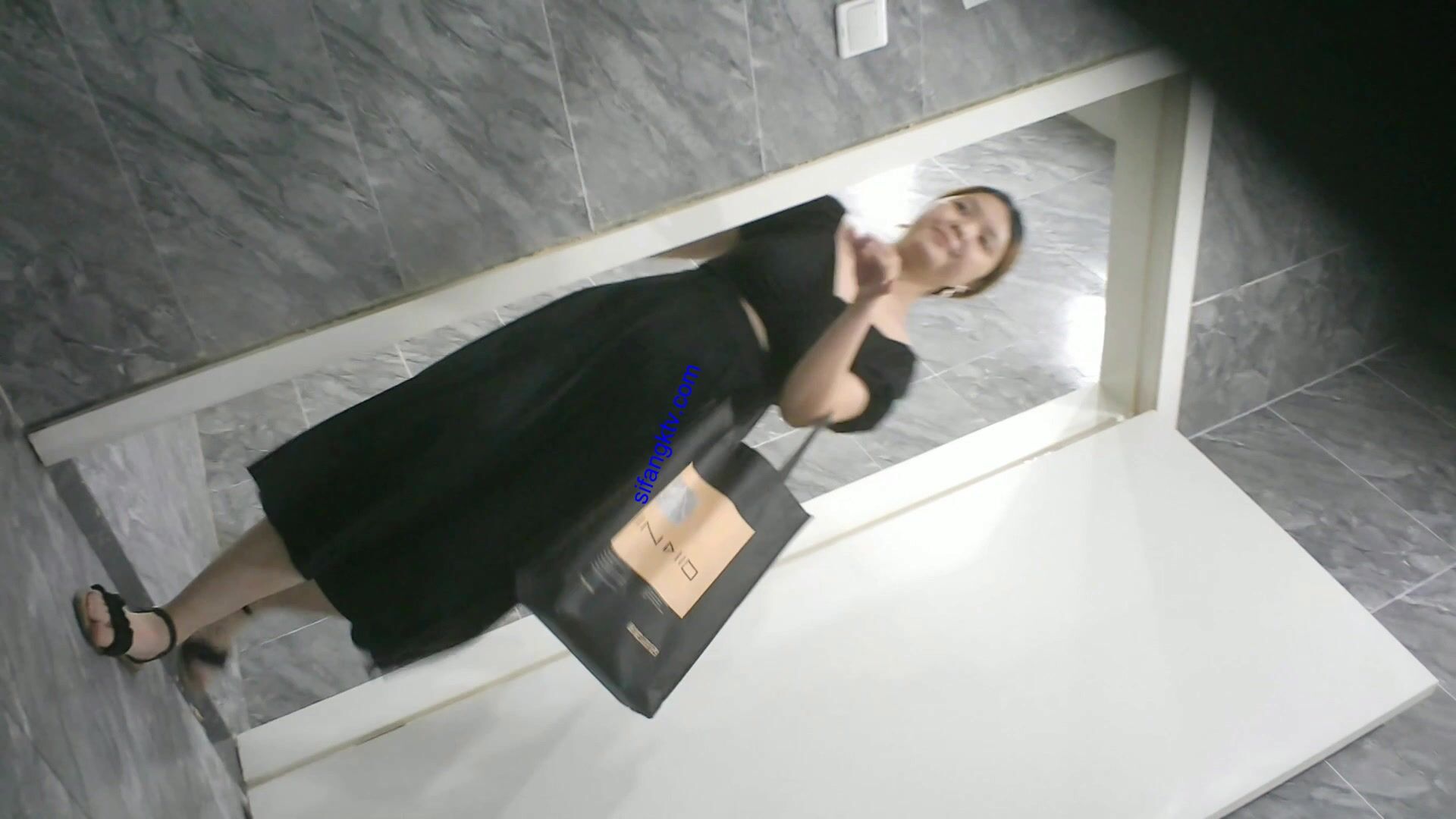 八月最新私房大神 隔牆有眼 原創廁拍 饅頭肥穴勾魂黑絲透明內褲 (17)