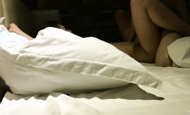 小鮮肉和175CM高挑長腿女友做愛自拍，微信的聊天記錄 這女的毀三觀，平時的乖乖女居然想讓多人操她，高潮噴水 狂抓枕頭