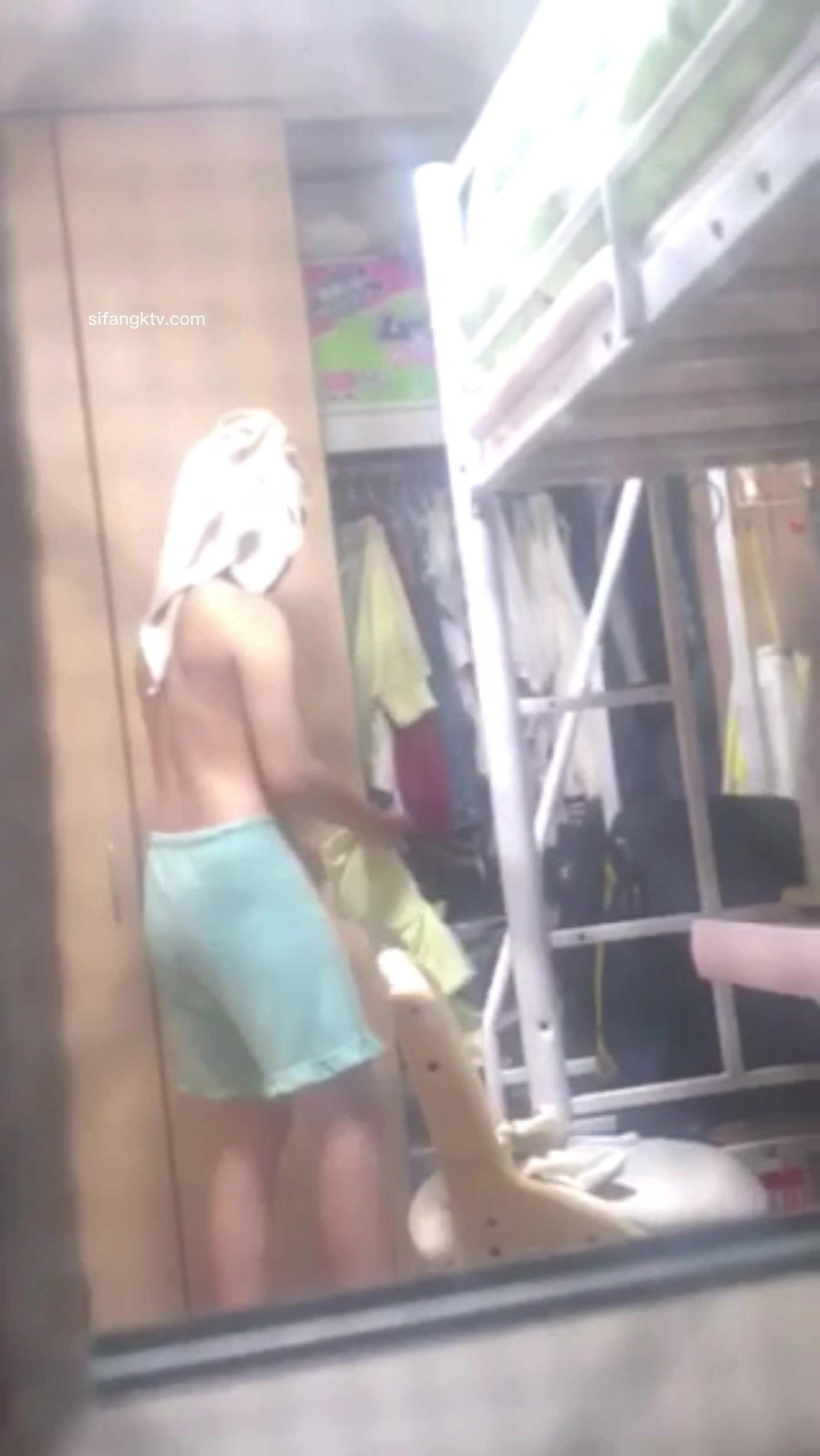 私房流出 精品推薦 五月新流出長期偷拍女生宿舍各種嫩妹 (14)