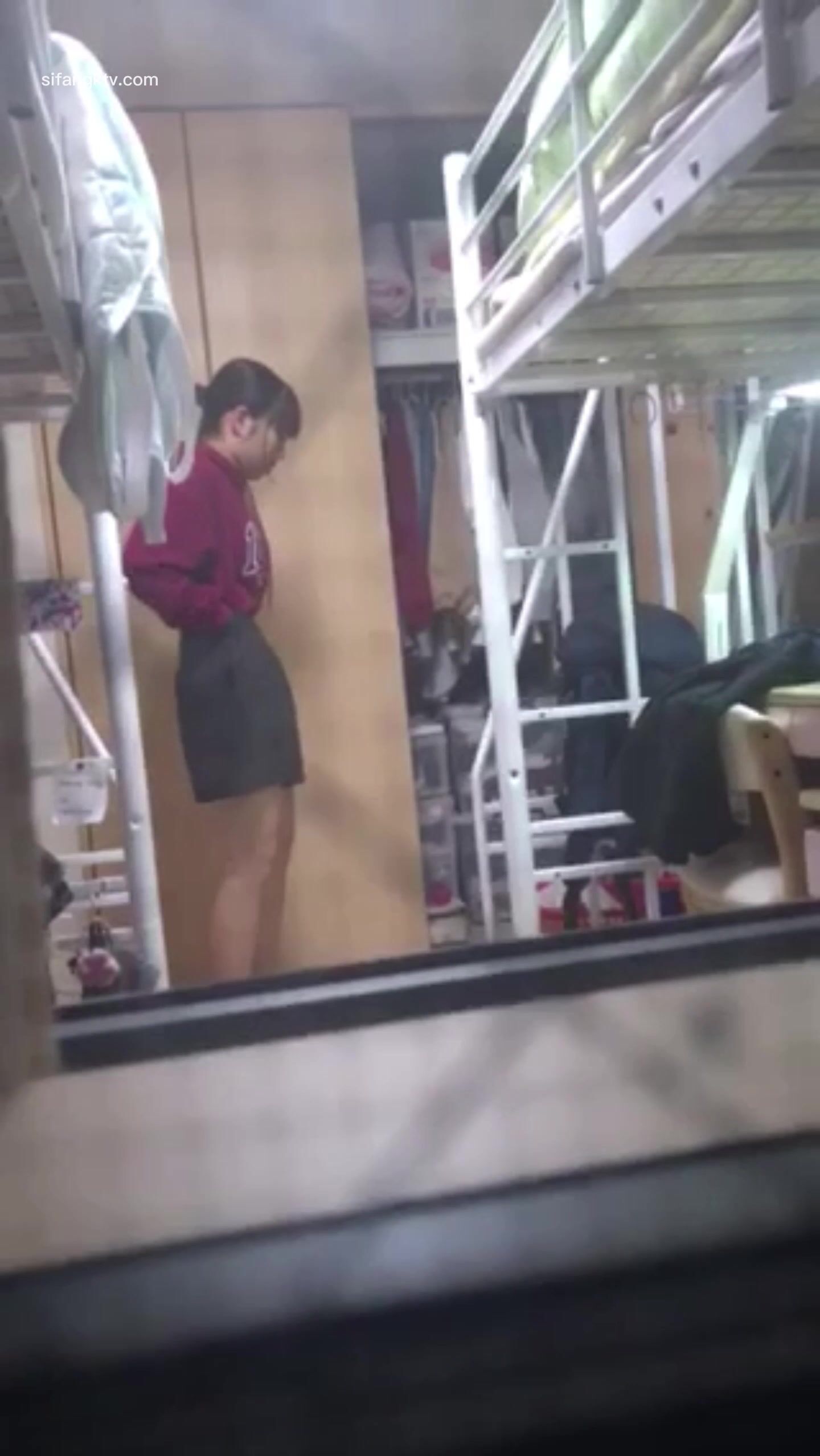 私房流出精品推薦五月新流出長期偷拍女生宿舍各種嫩妹(5)