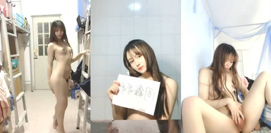 舉牌圈 反差婊露臉小姐姐考研美女，幾位土豪合資定製私拍，宿舍搔首弄姿滿嘴騷話自摸私密處展示(1)