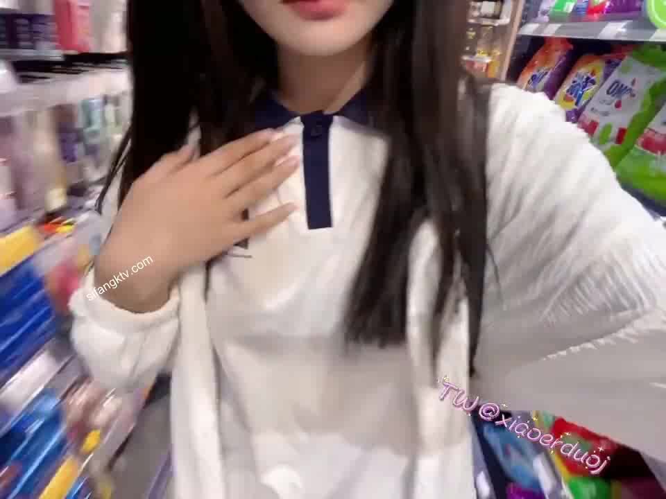 推特可愛蘿莉00後母狗『小耳朵』JK校服狗鏈露出紫薇 粉嫩美穴 噴水小榨汁機 高清 (37)