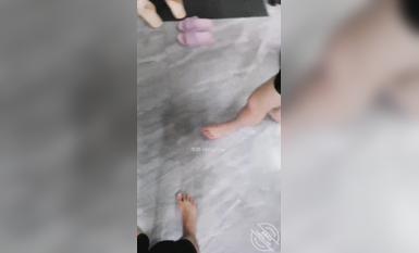 海角社區亂倫大神小鋼炮最新出品 大哥喝醉在房間酣睡，大嫂被我在廚房客廳不停抽插