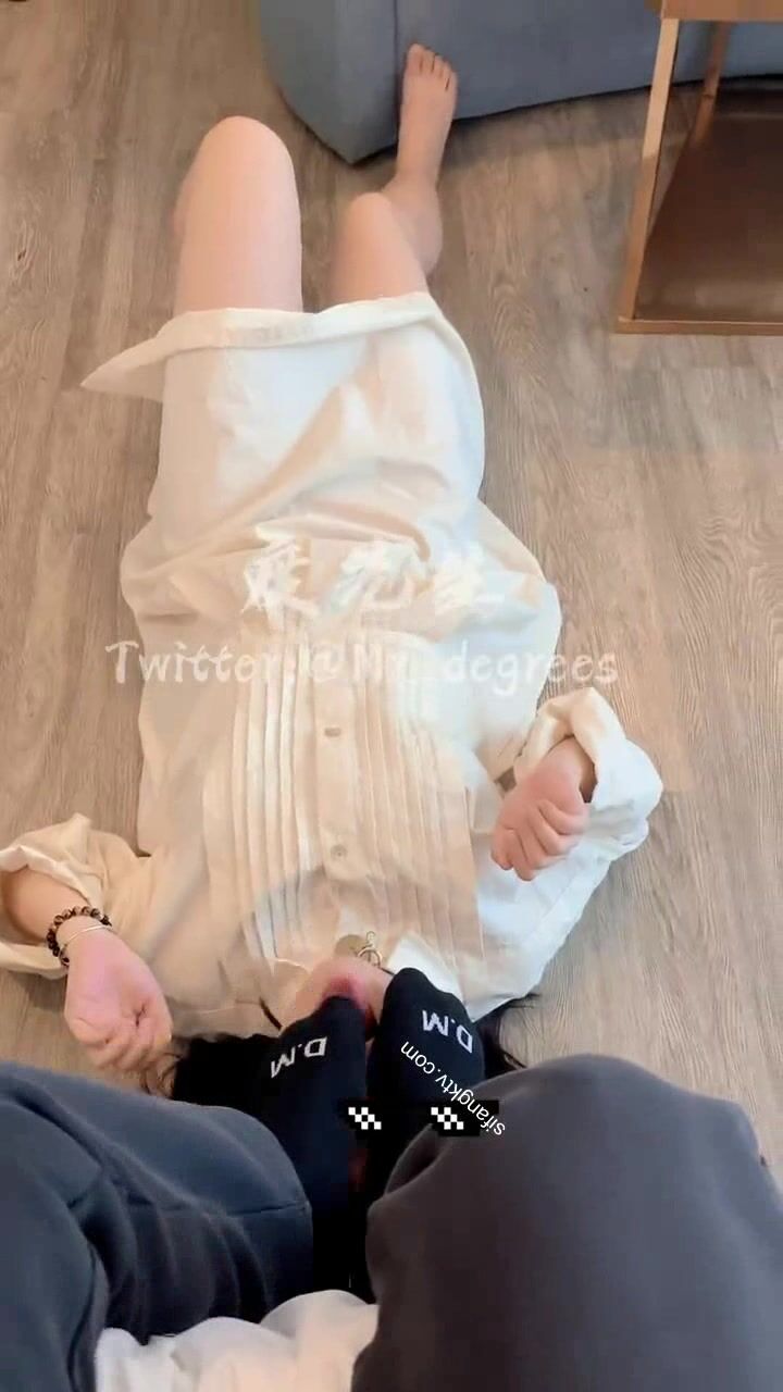 牛逼調教大神『50度先生』震撼首發 花式調教女奴 群P插針飲尿露出樣樣齊 高清 (11)