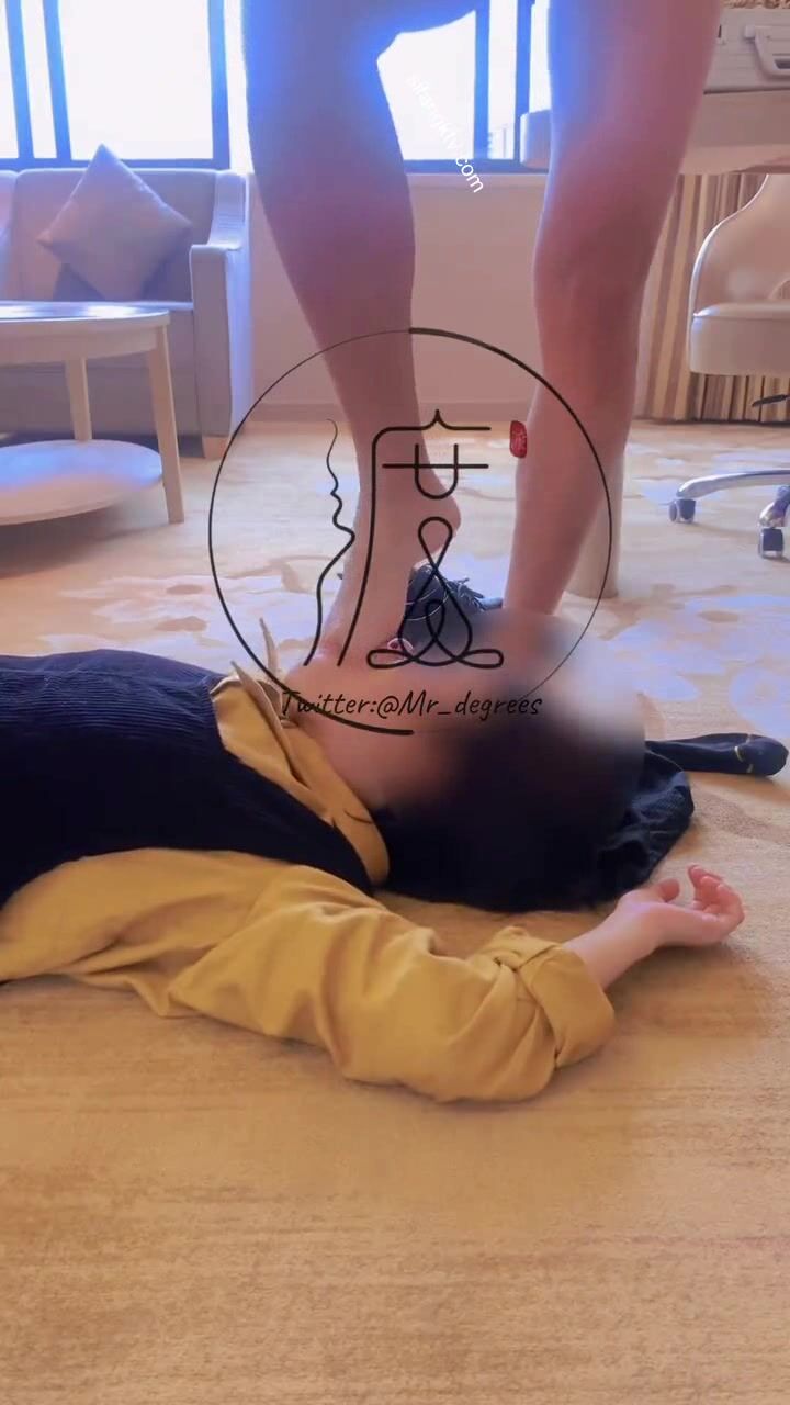 牛逼調教大神『50度先生』震撼首發 花式調教女奴 群P插針飲尿露出樣樣齊 高清 (15)