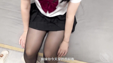 12月底重磅！強推！海角最強兄妹亂倫【家有騷妹妹】忍不住強上了剛打扮好准備出去玩的妹妹，撕破黑絲綁住雙手艹了起來