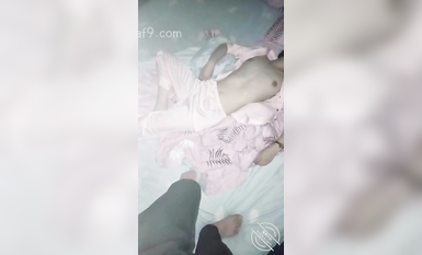 海角社區兄妹亂倫新人《愛上自己的親妹妹》處女作 強奸了一奶同胞的親妹妹趁她睡覺時候插了進去露臉無碼