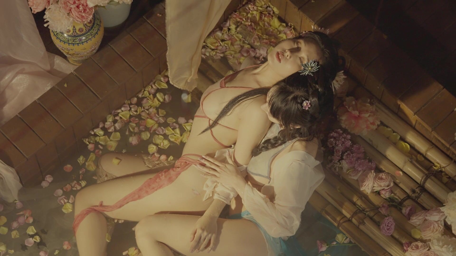 極品雙模網紅美少女火辣出鏡▌雲溪溪x奶桃▌古裝浴池嬉戲 性感肚兜誘人乳暈 濕身誘惑超寫實古代風