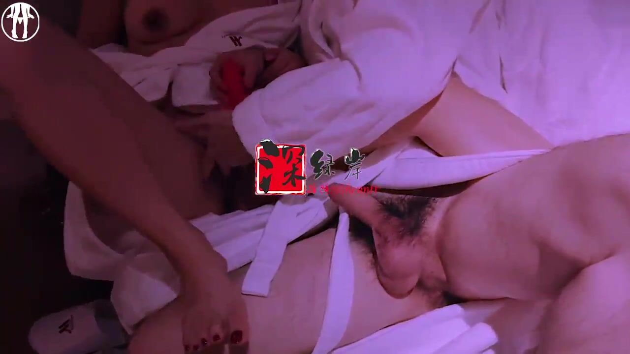 超淫母狗人妻『深綠岸』全新淫亂新作 綠帽老公找單男爆操氣質騷妻 換妻淫亂操 高清 (12)