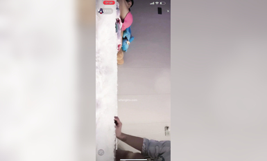 最新《瘋狂抖音》外篇之《抖音擦邊》眾女神直播中各種閃現走光刷邊 露毛露屁 凸點誘惑 (109)