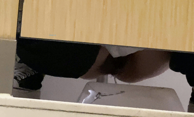 作死廁拍大神 商場美食層蹲守公共女衛連續偸拍多位小姐姐方便 (9)