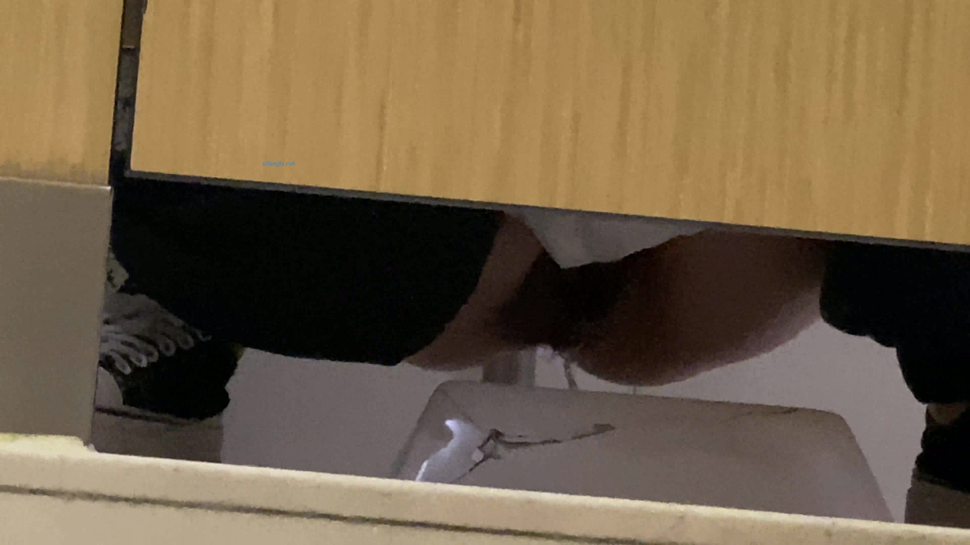 作死廁拍大神 商場美食層蹲守公共女衛連續偸拍多位小姐姐方便 (9)