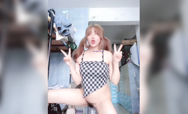 青春無敵 SS級完美身材推特女神希希重金私人訂制露臉裸舞紫薇化妝品當道具自慰高潮吐舌頭翻白眼 (17)