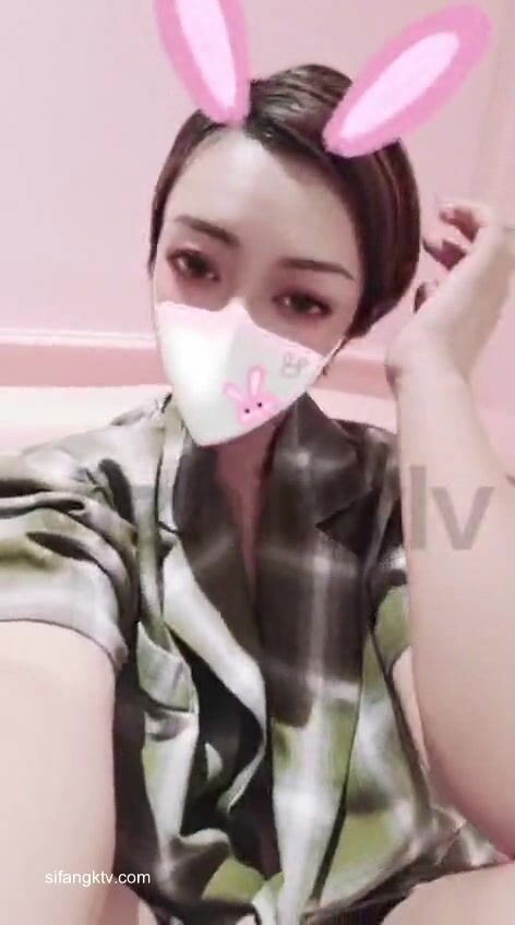 推特女神『大婊姐』深情解說每一個淫亂不堪的故事_當著老公面被他朋友無套插入的三人大戰 (4)