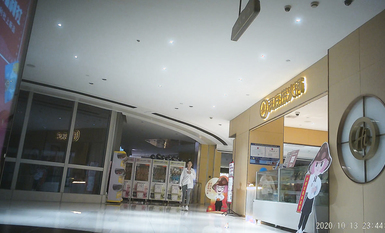 作死廁拍大神 商場美食層蹲守公共女衛連續偸拍多位小姐姐方便 (7)