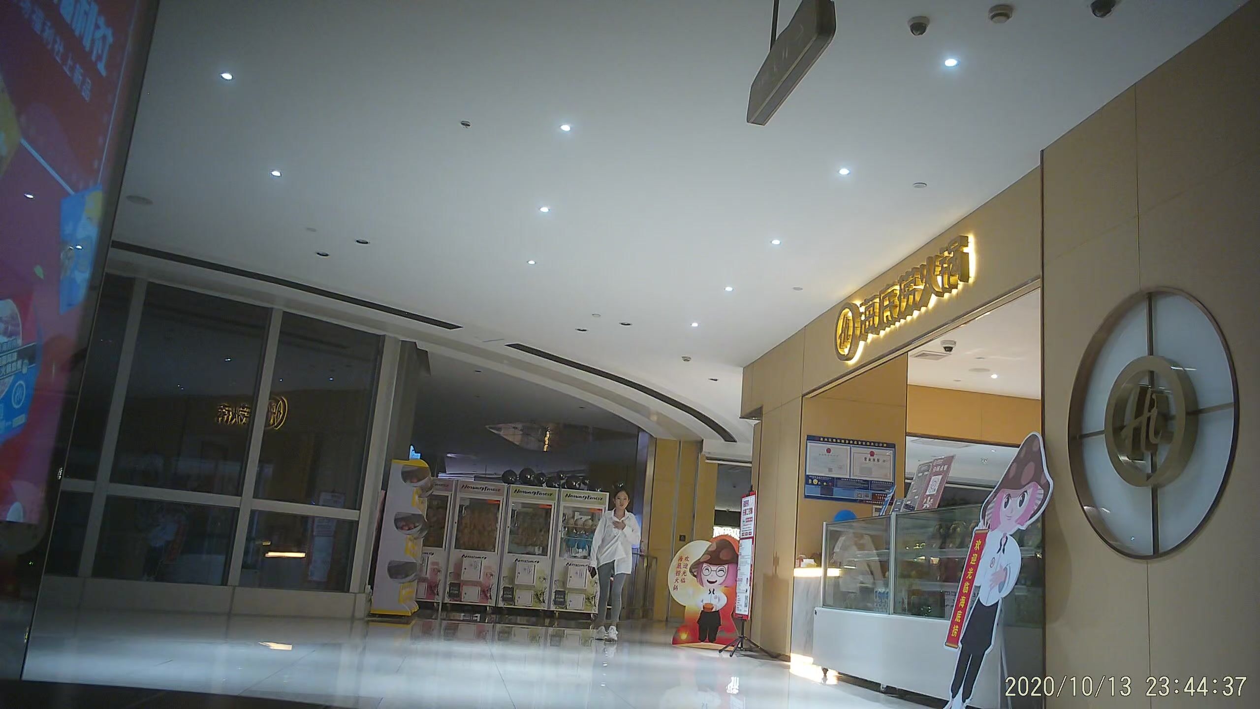 作死廁拍大神 商場美食層蹲守公共女衛連續偸拍多位小姐姐方便 (7)