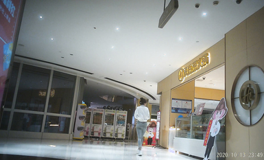 作死廁拍大神 商場美食層蹲守公共女衛連續偸拍多位小姐姐方便 (8)