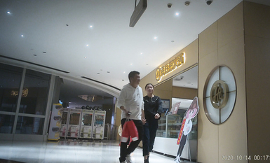 作死廁拍大神 商場美食層蹲守公共女衛連續偸拍多位小姐姐方便 (6)