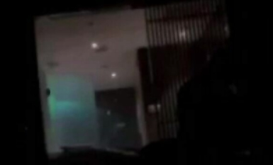 貴在真實！兩個小騷貨出軌被老公現場抓包當面對質！老頭頭頂綠油油小騷貨出軌賓士渣男被當場抓包 (2)