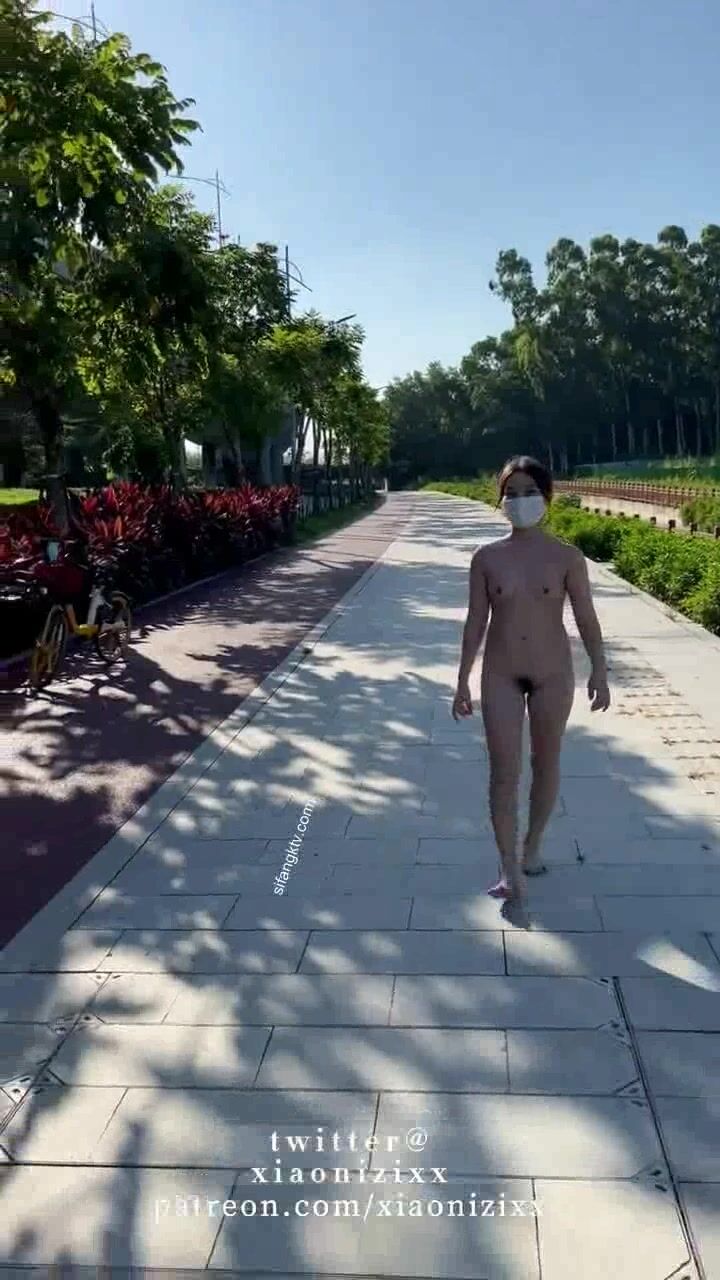 推特極品反差婊『小妮子』攜雙閨蜜極限露出 戶外全裸 野戰跪舔 黑絲啪啪 高清xiaonizi第二彈 (6)