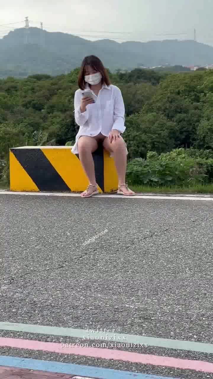 推特極品反差婊『小妮子』攜雙閨蜜極限露出 戶外全裸 野戰跪舔 黑絲啪啪 高清xiaonizi第二彈 (9)