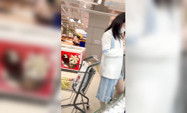 KFC原創CD 白色騷絲襪眼鏡妹 藍色內半裙低角度 超近距離偷拍 這角度太絕了 超清4K