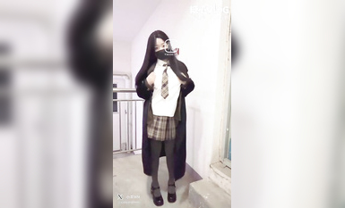 【戶外激戰】小羊MM - JK短裙跟男友在公園盡情的做愛 被堅硬的雞巴侵犯太爽了 樓梯全裸榨桿他的精液 填滿小嫩穴