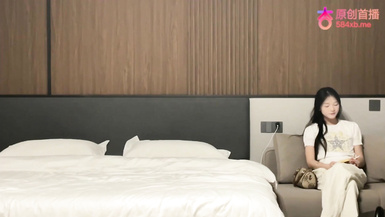 探花歐陽克❤️約了一個18歲的大花腿妹妹中途本想玩一個拔套但是套子太緊了不好操作沒想到最後把套子干破無套內射