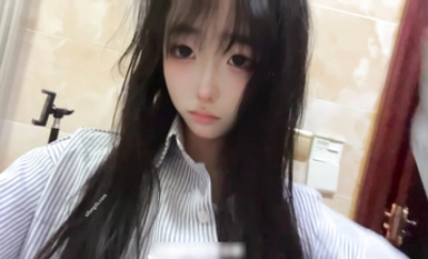 2025年新流，推特清純小可愛【鱷魚、呆痛綳】重金定製，身材完美勻稱，難得露臉沐浴