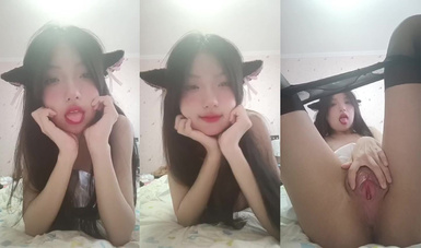 超級反差的小蘿莉。悄悄的一個人在家自慰，不管什麼女人，穿上了黑絲，就很性感 (2)