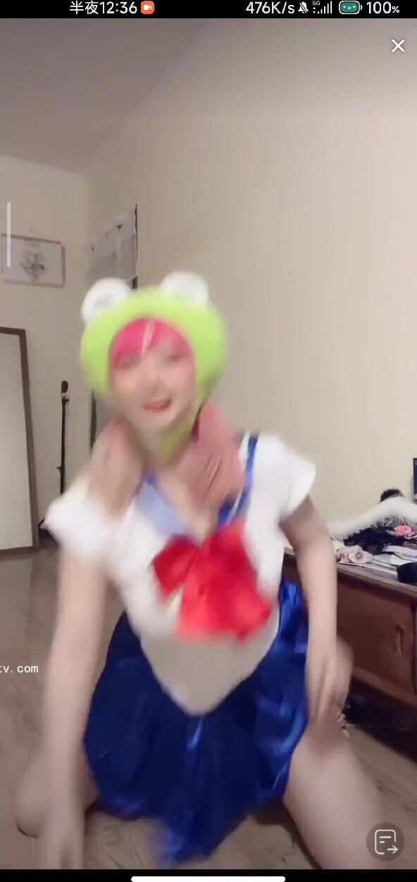 最新《瘋狂抖音》外篇之《抖音擦邊3》顏值主播直播各顯神通 閃現 走光露點 刷邊PK (163)