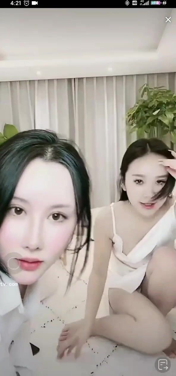 最新《瘋狂抖音》外篇之《抖音擦邊3》顏值主播直播各顯神通 閃現 走光露點 刷邊PK (225)