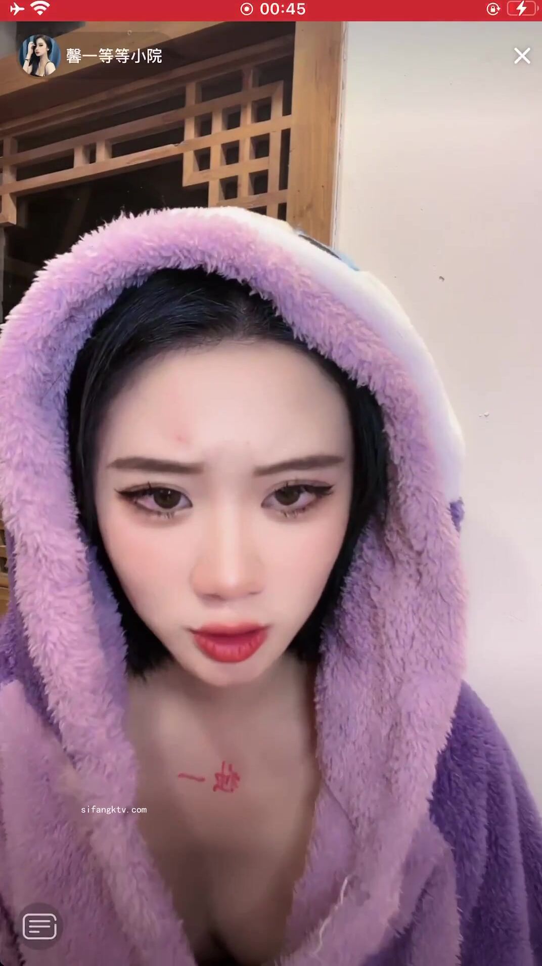 最新《瘋狂抖音》外篇之《抖音擦邊3》顏值主播直播各顯神通 閃現 走光露點 刷邊PK (139)