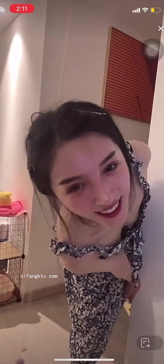 最新《瘋狂抖音》外篇之《抖音擦邊3》顏值主播直播各顯神通 閃現 走光露點 刷邊PK (223)