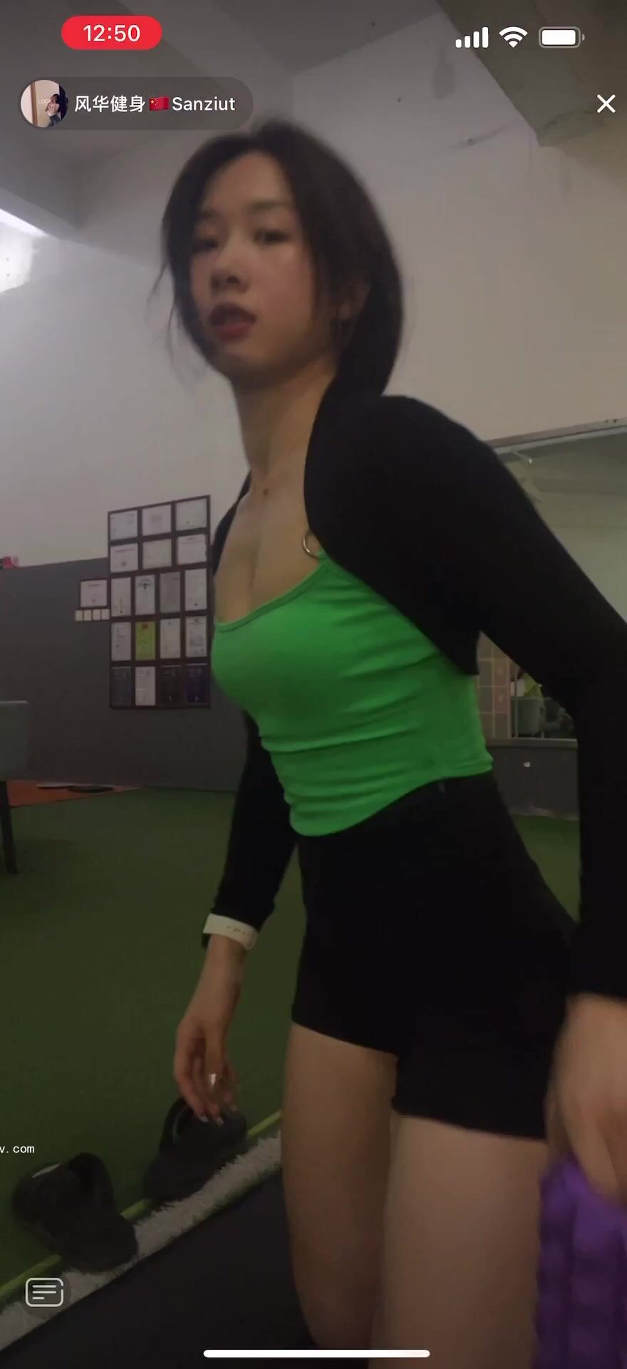 最新《瘋狂抖音》外篇之《抖音擦邊3》顏值主播直播各顯神通 閃現 走光露點 刷邊PK (138)