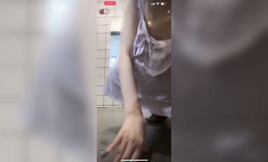 最新《瘋狂抖音》外篇之《抖音擦邊3》顏值主播直播各顯神通 閃現 走光露點 刷邊PK (136)