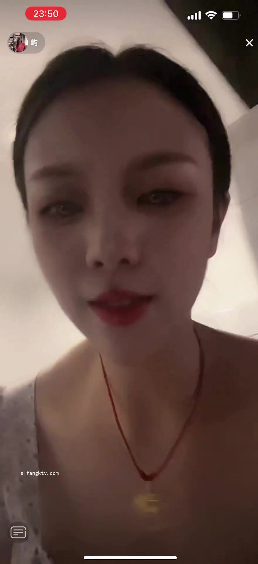 最新《瘋狂抖音》外篇之《抖音擦邊3》顏值主播直播各顯神通 閃現 走光露點 刷邊PK (136)